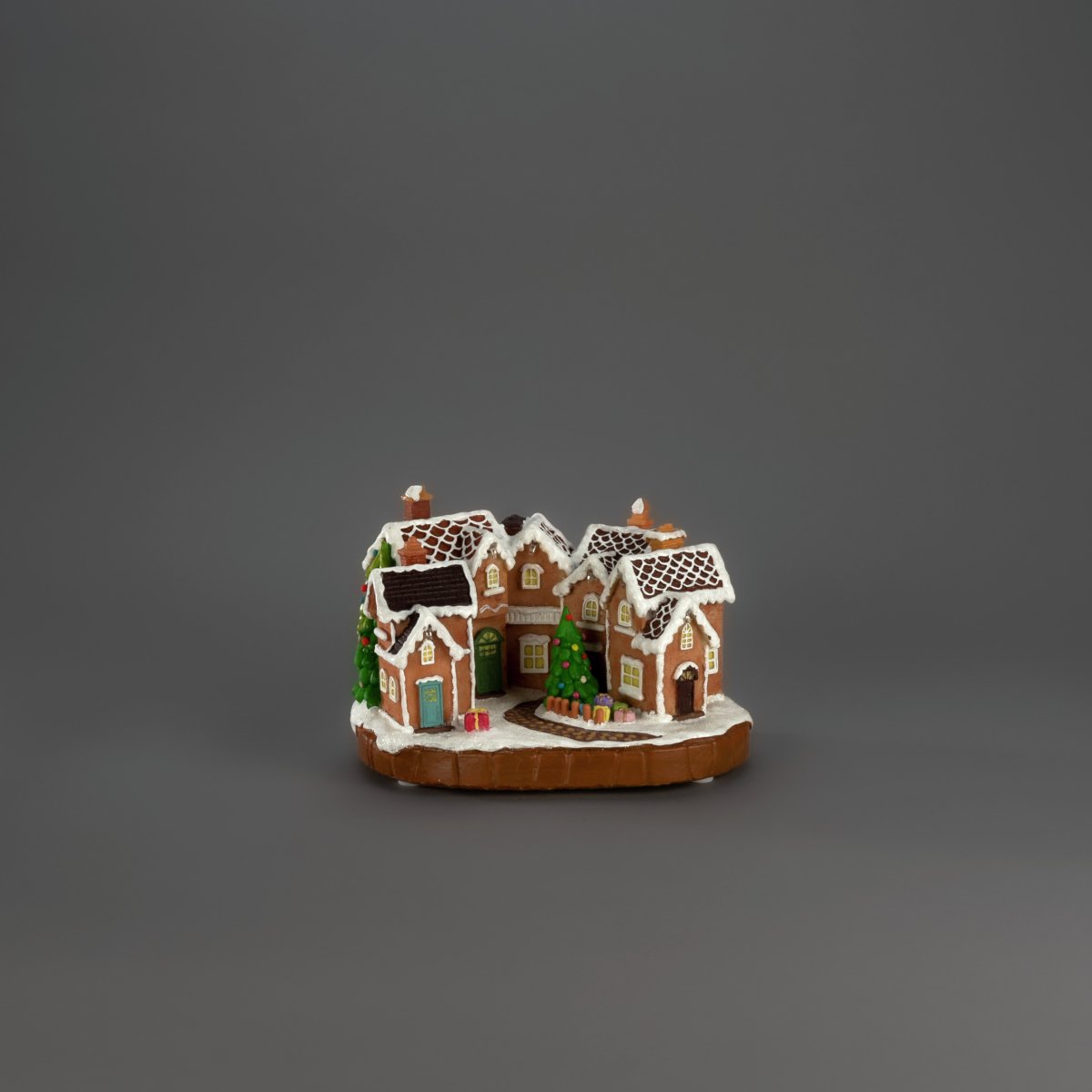 Pepparkaksby 17cm Brun från Konstsmide - De sn&ouml;t&auml;ckta taken, f&auml;rgglada d&ouml;rrarna och den dekorerade granen i mitten ger k&auml;nslan av en sagolik julmilj&ouml;.