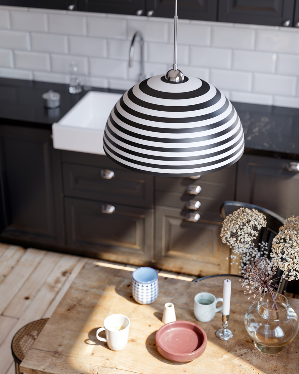Stripe Ø45 Svart/Vit taklampa från By Rydéns - Kombinationen av det grafiska m&ouml;nstret och den silvriga insidan skapar ett elegant och effektfullt ljus som sprider en varm och inbjudande k&auml;nsla i rummet.
