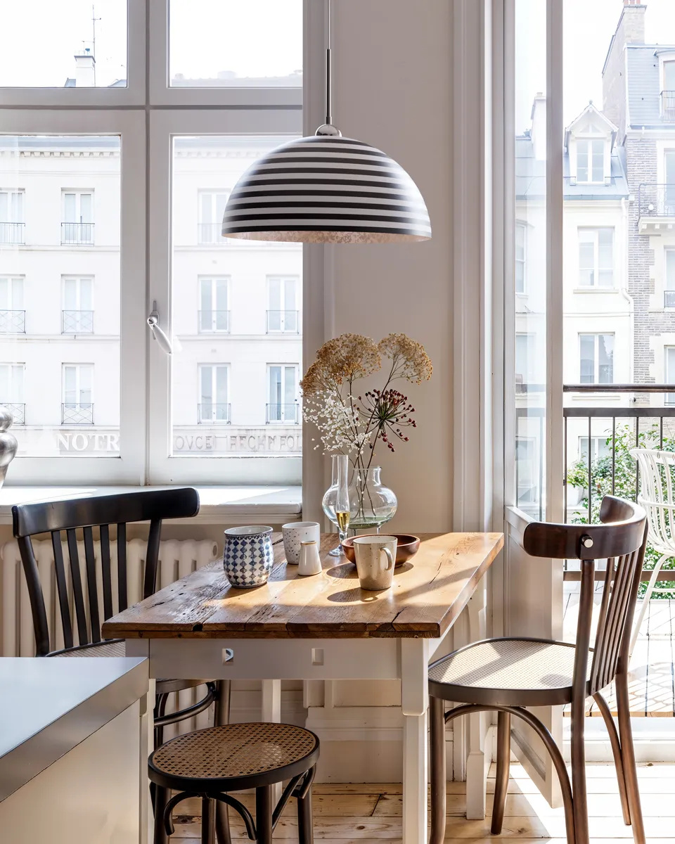 Stripe Ø45 Svart/Vit taklampa från By Rydéns - Kombinationen av det grafiska m&ouml;nstret och den silvriga insidan skapar ett elegant och effektfullt ljus som sprider en varm och inbjudande k&auml;nsla i rummet.