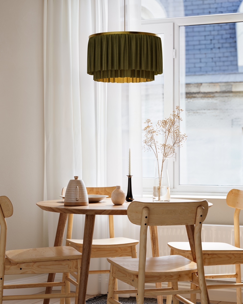 Ophelia Ø40 Grön taklampa från By Rydéns - N&auml;r lampan &auml;r t&auml;nd sprids ett mjukt och st&auml;mningsfullt ljus som skapar en varm och ombonad atmosf&auml;r i rummet.