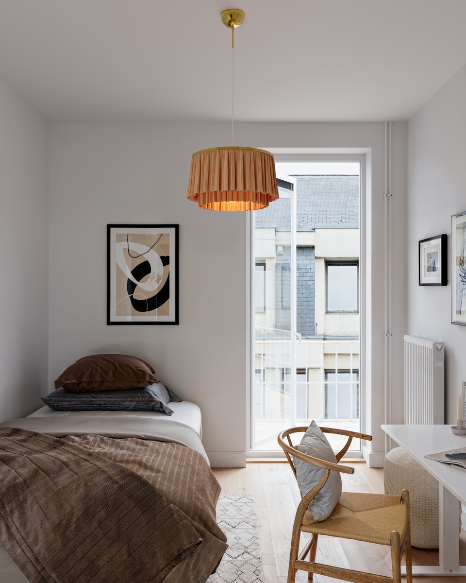 Ophelia Ø40 Beige taklampa från By Rydéns - N&auml;r lampan &auml;r t&auml;nd sprids ett mjukt och st&auml;mningsfullt ljus som skapar en varm och ombonad atmosf&auml;r i rummet.