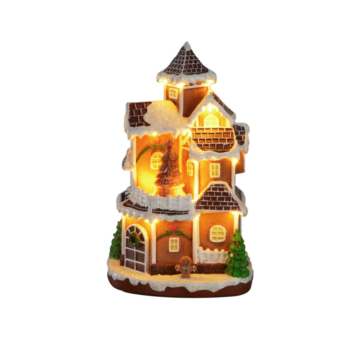 Pepparkaksby 30cm Brun från Konstsmide - Det detaljrika huset med sn&ouml;t&auml;ckta tak, lysande f&ouml;nster och dekorerad gran sprider ett varmt och inbjudande sken i rummet.