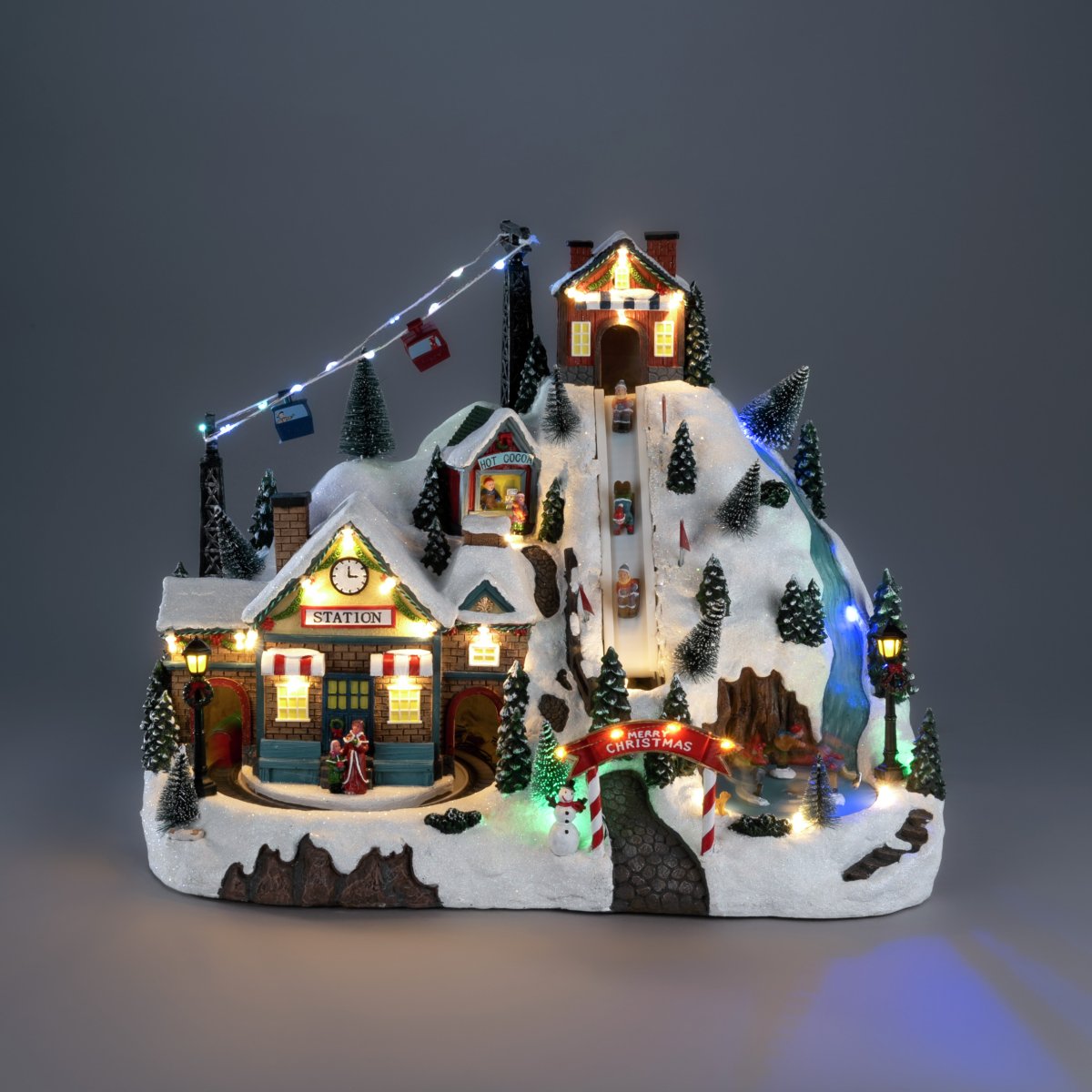 Julby Skidort 28cm Flerfärgad från Konstsmide - Skapa en levande och magisk julk&auml;nsla med denna detaljrika julby i form av en skidort, tillverkad i polyresin.