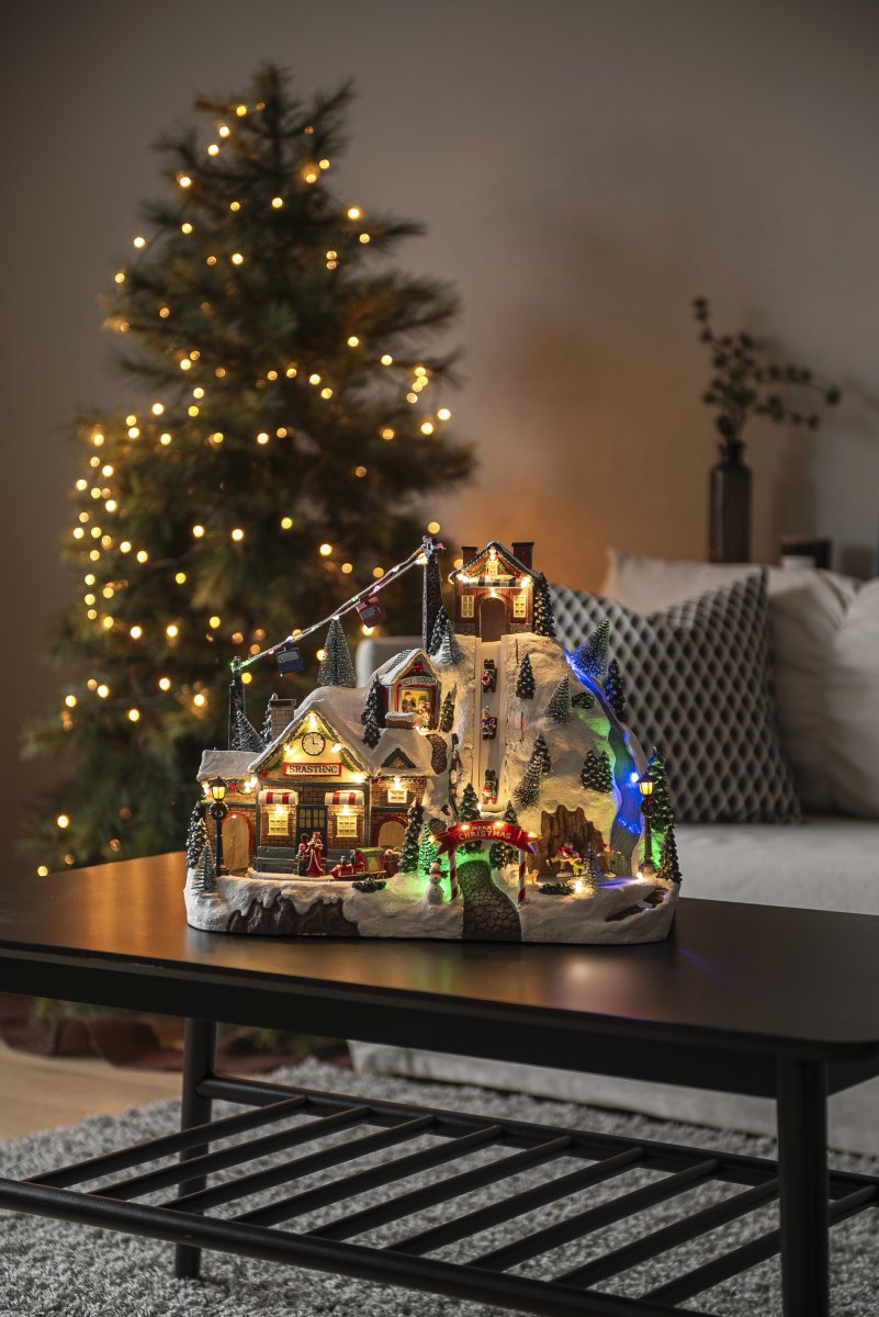 Julby Skidort 28cm Flerfärgad från Konstsmide - Skapa en levande och magisk julk&auml;nsla med denna detaljrika julby i form av en skidort, tillverkad i polyresin.