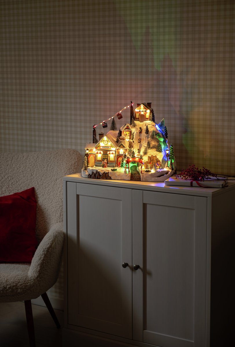 Julby Skidort 28cm Flerfärgad från Konstsmide - Skapa en levande och magisk julk&auml;nsla med denna detaljrika julby i form av en skidort, tillverkad i polyresin.