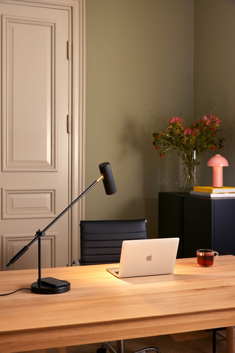 Hubble Read 64cm Svart skrivbordslampa från Globen Lighting - USB C-porten p&aring; baksidan av lampfoten &auml;r testad med enheter fr&aring;n Apple, och ska vara kompatibel med utg&aring;vor fram till iPhone 15 och iPad 10.