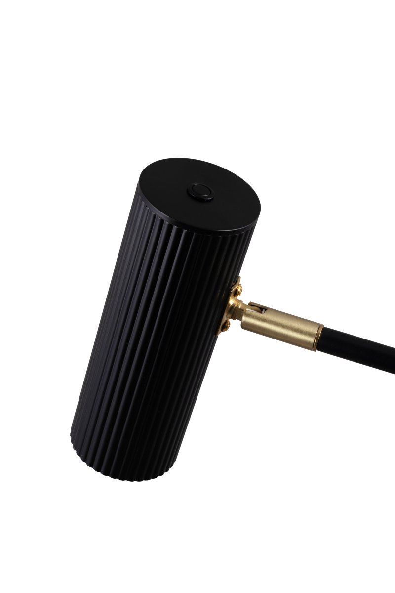 Hubble Read 64cm Svart skrivbordslampa från Globen Lighting - USB C-porten p&aring; baksidan av lampfoten &auml;r testad med enheter fr&aring;n Apple, och ska vara kompatibel med utg&aring;vor fram till iPhone 15 och iPad 10.