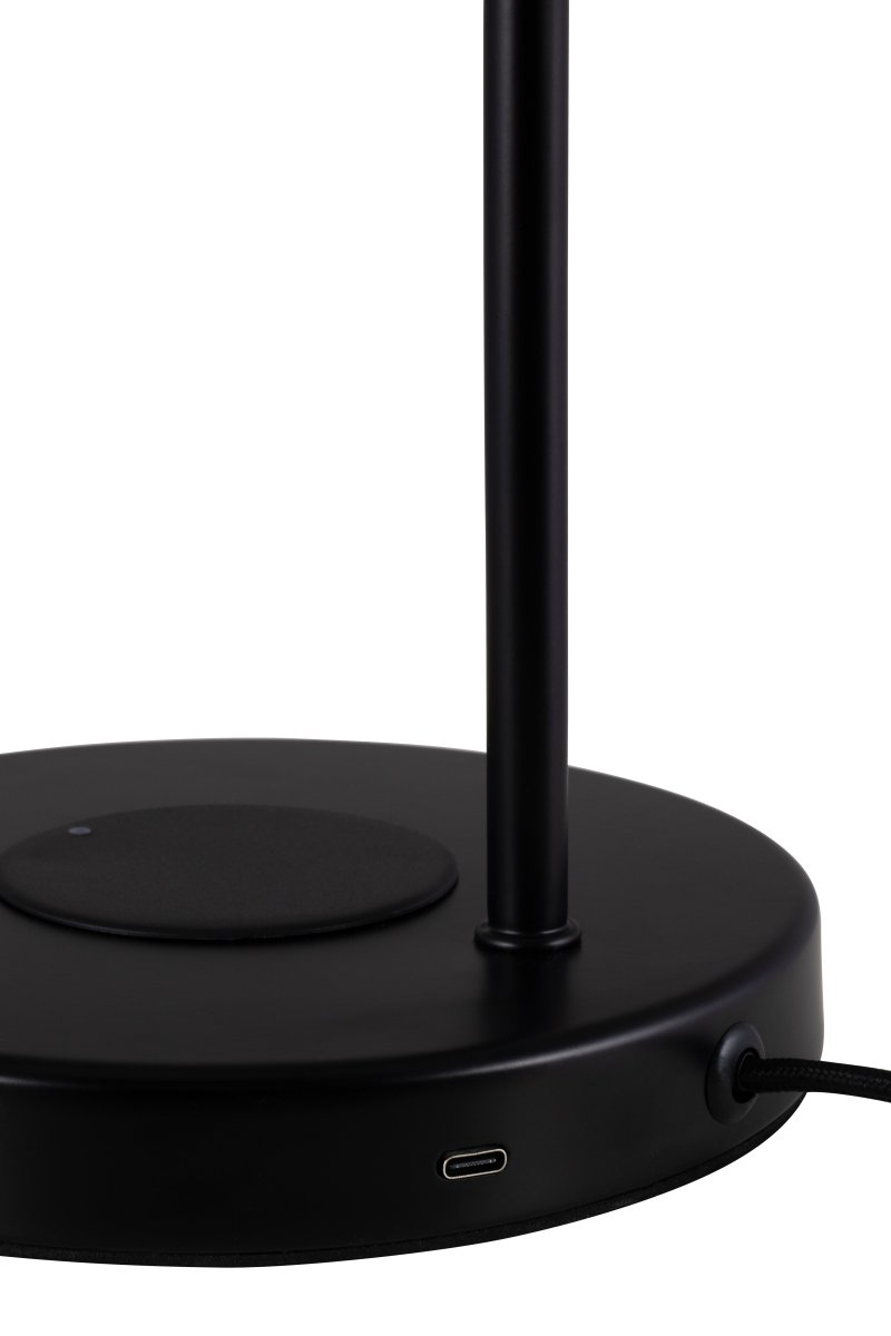 Hubble Read 64cm Svart skrivbordslampa från Globen Lighting - USB C-porten p&aring; baksidan av lampfoten &auml;r testad med enheter fr&aring;n Apple, och ska vara kompatibel med utg&aring;vor fram till iPhone 15 och iPad 10.