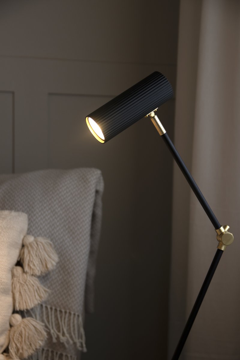 Hubble Read 45cm Svart skrivbordslampa från Globen Lighting - Hubble Read &auml;r en modern skrivbordslampa med tubformad och r&auml;fflad sk&auml;rm i metall.