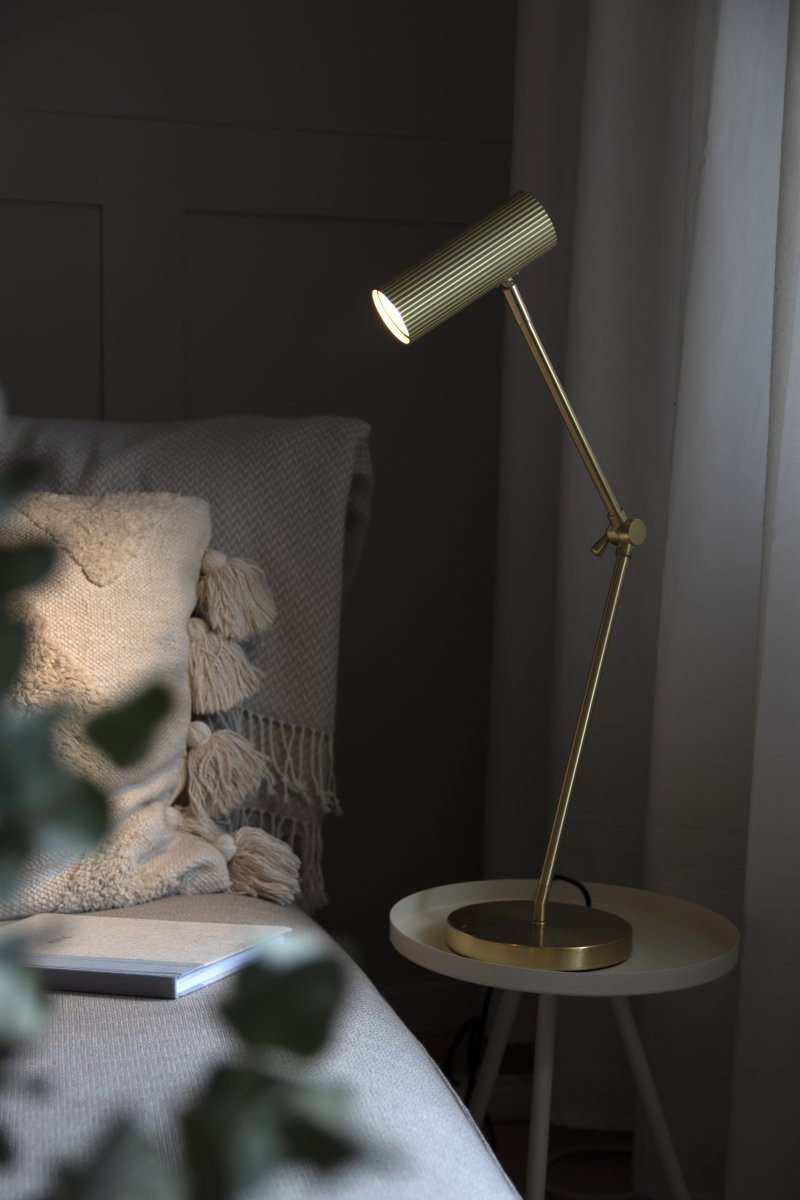 Hubble Read 45cm Borstad mässing skrivbordslampa från Globen Lighting - Hubble Read &auml;r en modern skrivbordslampa med tubformad och r&auml;fflad sk&auml;rm i metall.