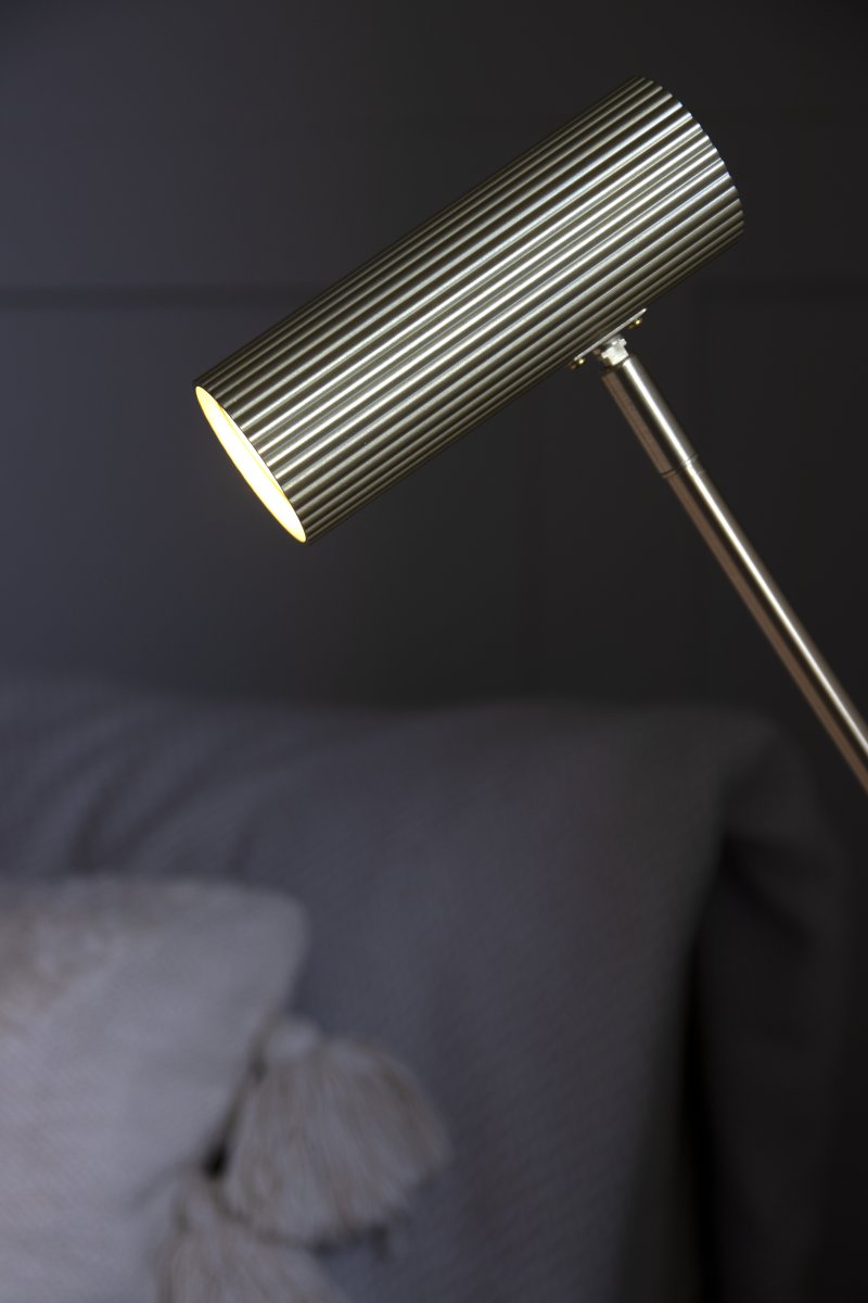 Hubble Read 45cm Borstad mässing skrivbordslampa från Globen Lighting - Hubble Read &auml;r en modern skrivbordslampa med tubformad och r&auml;fflad sk&auml;rm i metall.