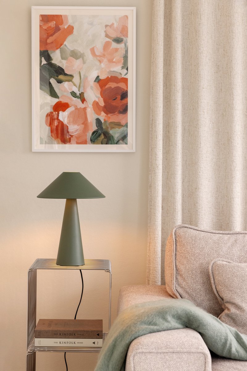 Cannes 40cm Mossgrön bordslampa från Globen Lighting - Cannes bygger p&aring; en balans av geometriska former i en minimalistisk och stilren design som passar i m&aring;nga milj&ouml;er.