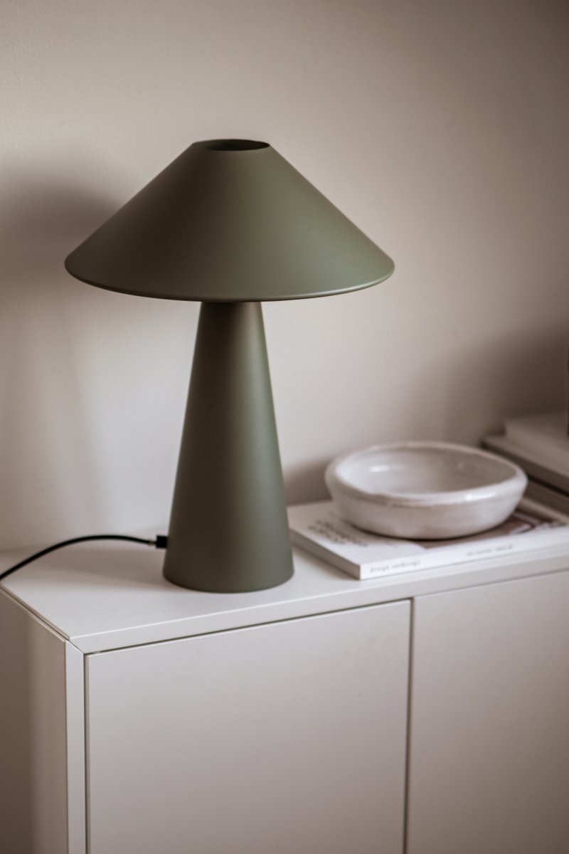 Cannes 40cm Mossgrön bordslampa från Globen Lighting - Cannes bygger p&aring; en balans av geometriska former i en minimalistisk och stilren design som passar i m&aring;nga milj&ouml;er.
