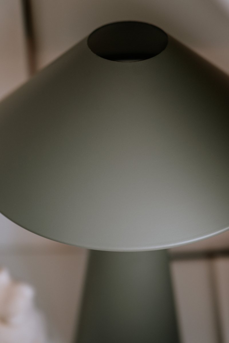 Cannes 40cm Mossgrön bordslampa från Globen Lighting - Cannes bygger p&aring; en balans av geometriska former i en minimalistisk och stilren design som passar i m&aring;nga milj&ouml;er.