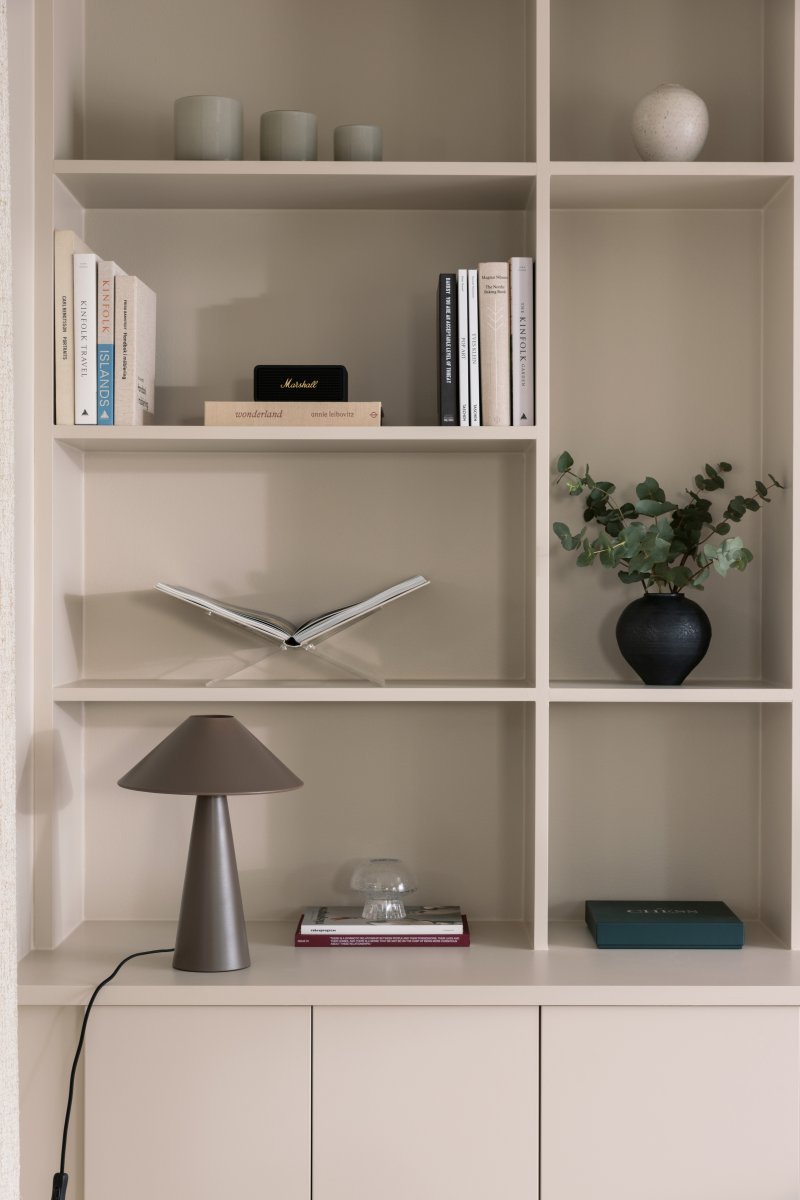 Cannes 40cm Mocha bordslampa från Globen Lighting - Cannes bygger p&aring; en balans av geometriska former i en minimalistisk och stilren design som passar i m&aring;nga milj&ouml;er.
