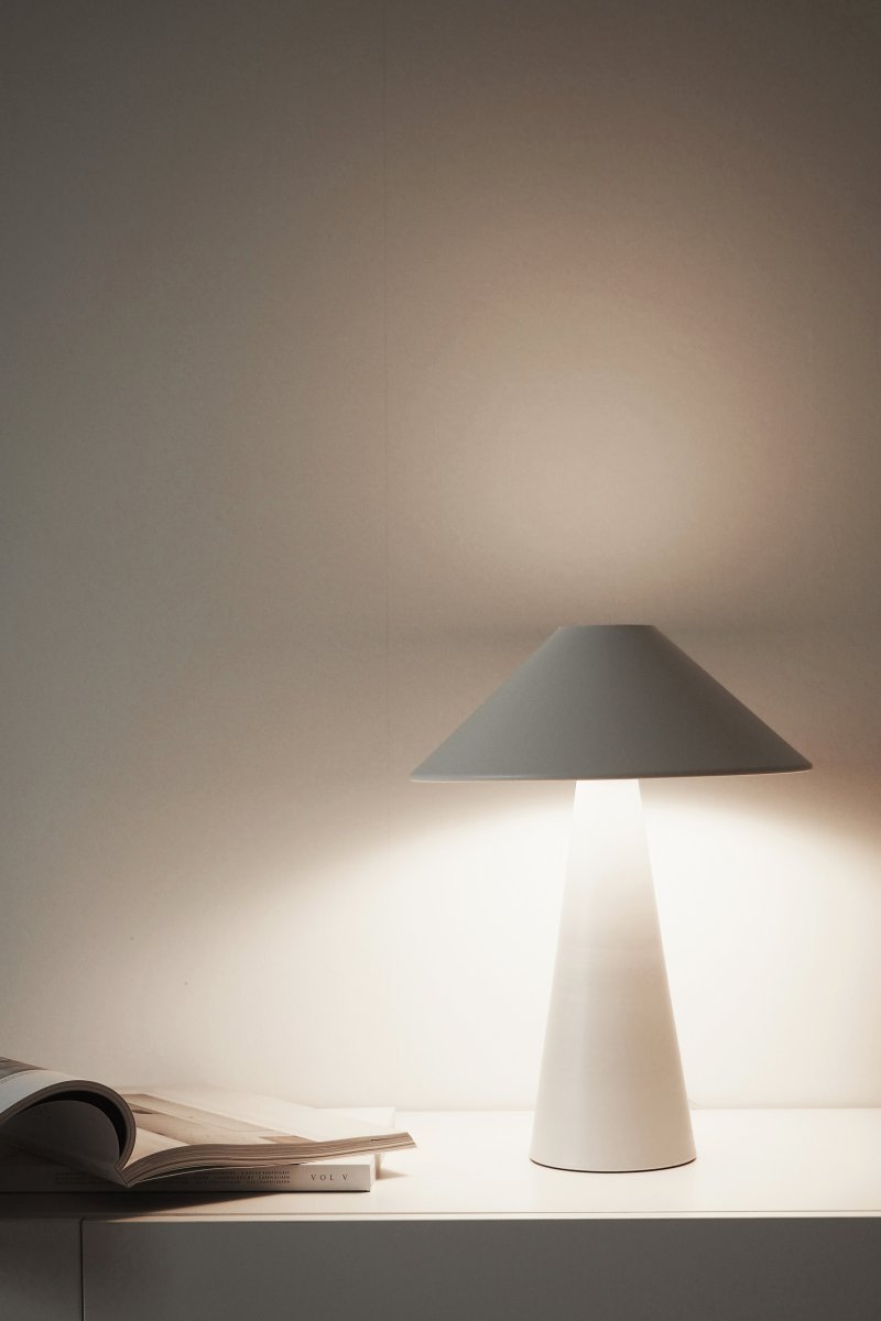 Cannes 40cm Vit bordslampa från Globen Lighting - Cannes bygger p&aring; en balans av geometriska former i en minimalistisk och stilren design som passar i m&aring;nga milj&ouml;er.