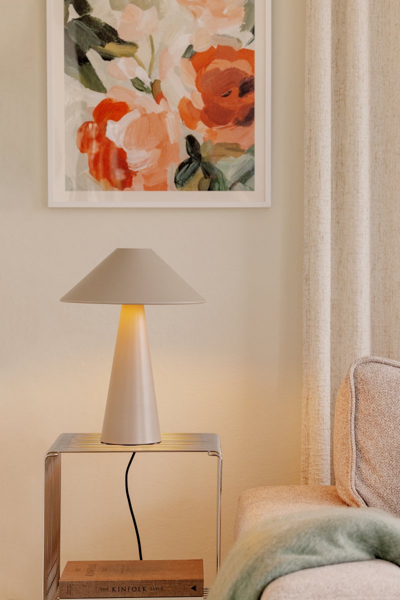 Cannes 40cm Beige bordslampa från Globen Lighting - Cannes bygger p&aring; en balans av geometriska former i en minimalistisk och stilren design som passar i m&aring;nga milj&ouml;er.