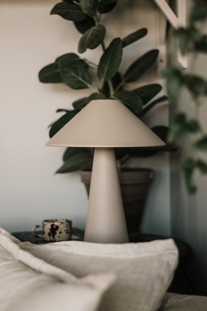 Cannes 40cm Beige bordslampa från Globen Lighting - Cannes bygger p&aring; en balans av geometriska former i en minimalistisk och stilren design som passar i m&aring;nga milj&ouml;er.