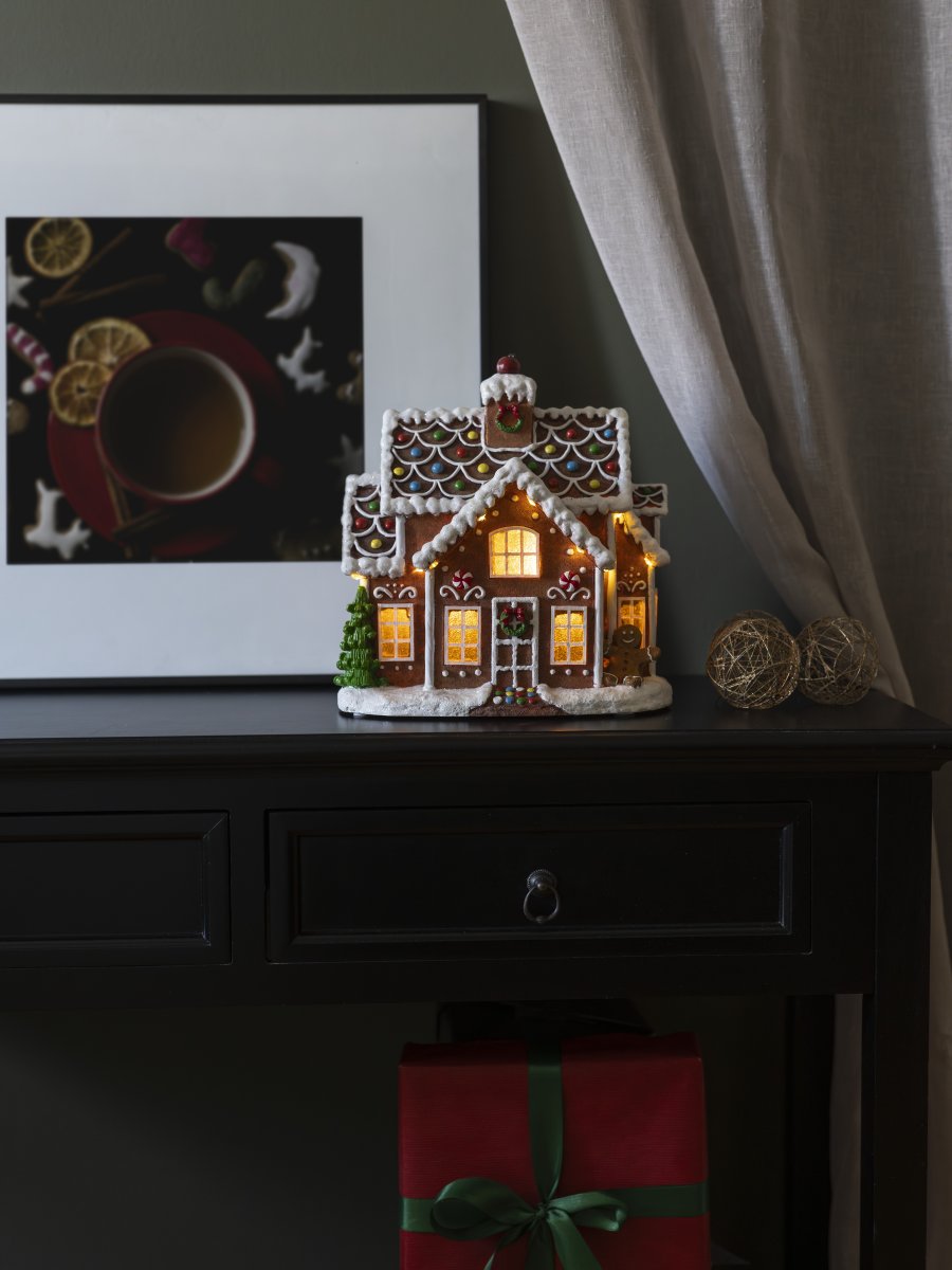 Pepparkakshus 27cm Brun från Konstsmide - S&ouml;tt pepparkakshus med 11 amberf&auml;rgade LED-ljus som lyser upp med julens magi.