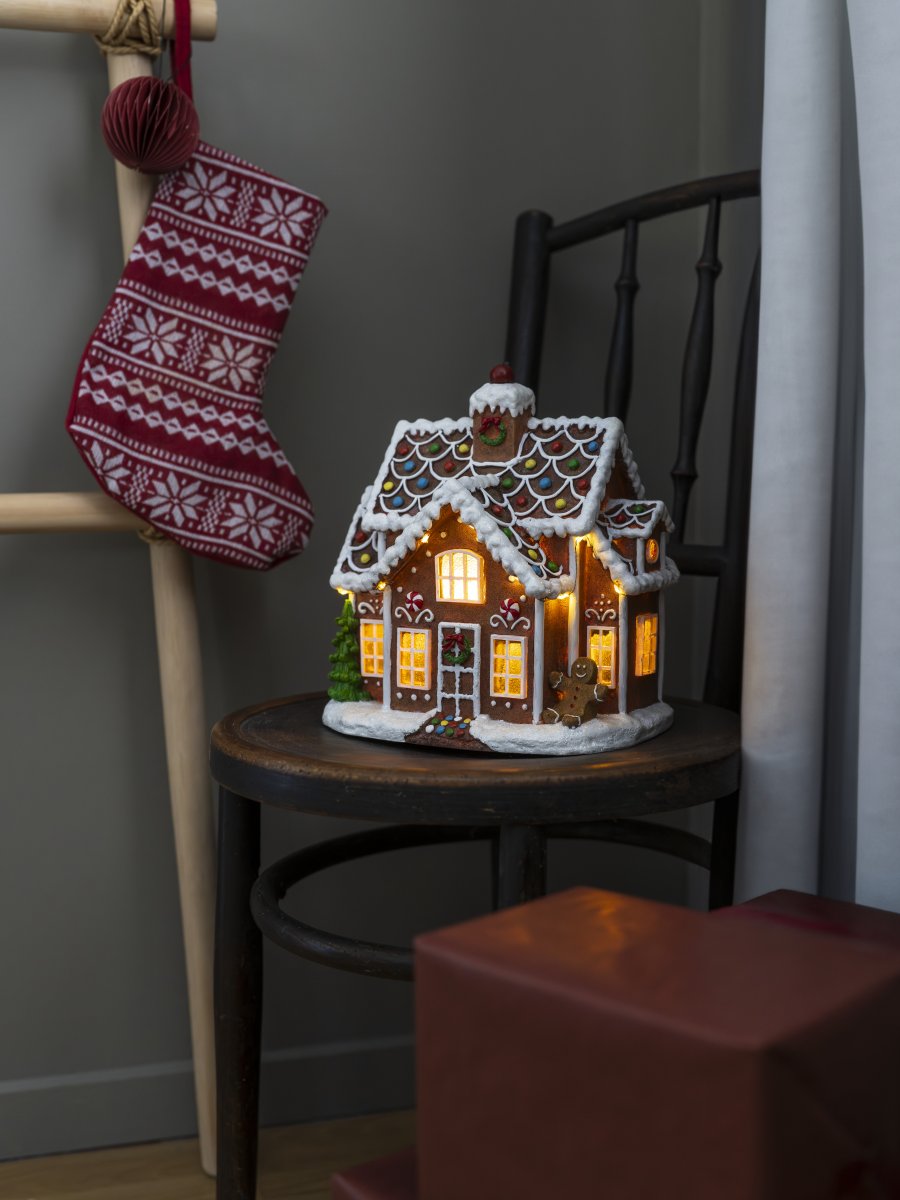 Pepparkakshus 27cm Brun från Konstsmide - S&ouml;tt pepparkakshus med 11 amberf&auml;rgade LED-ljus som lyser upp med julens magi.