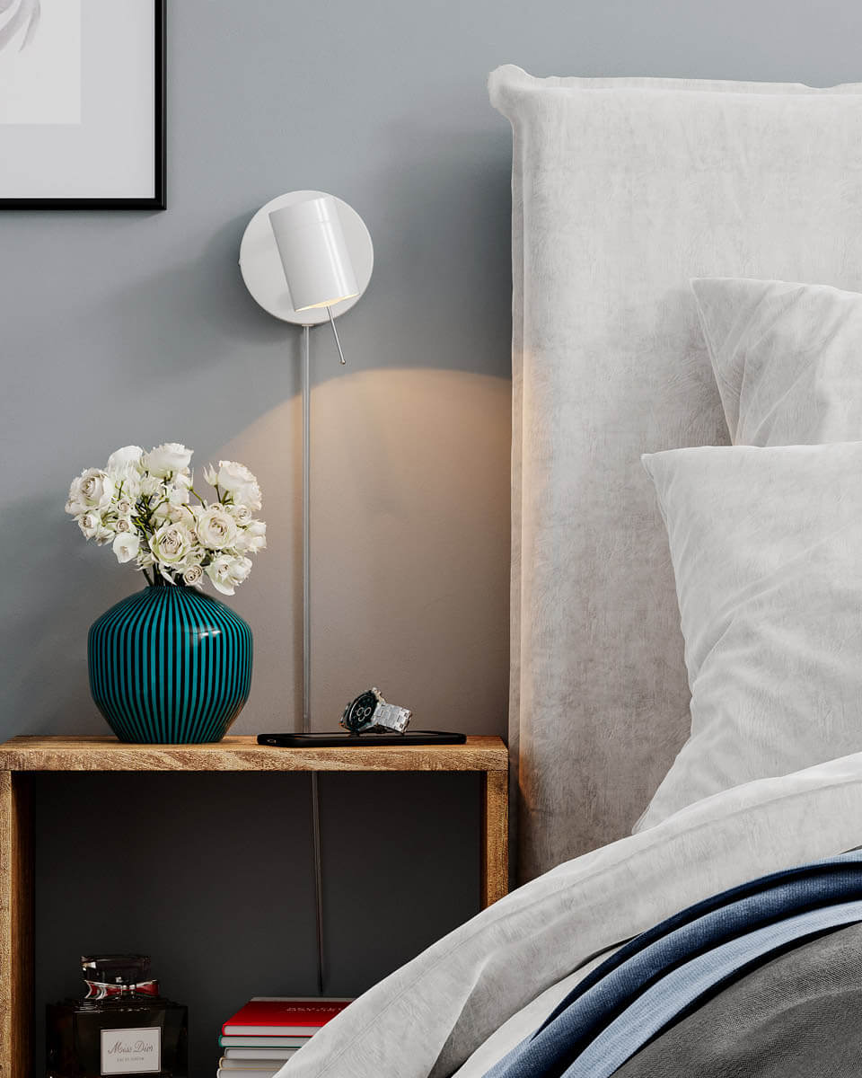 Correct Vit läslampa från By Rydéns - Correct v&auml;gglampa &auml;r en stilren och minimalistisk v&auml;gglampa med riktbart huvud d&auml;r du enkelt skr&auml;ddarsyr ditt ljus.