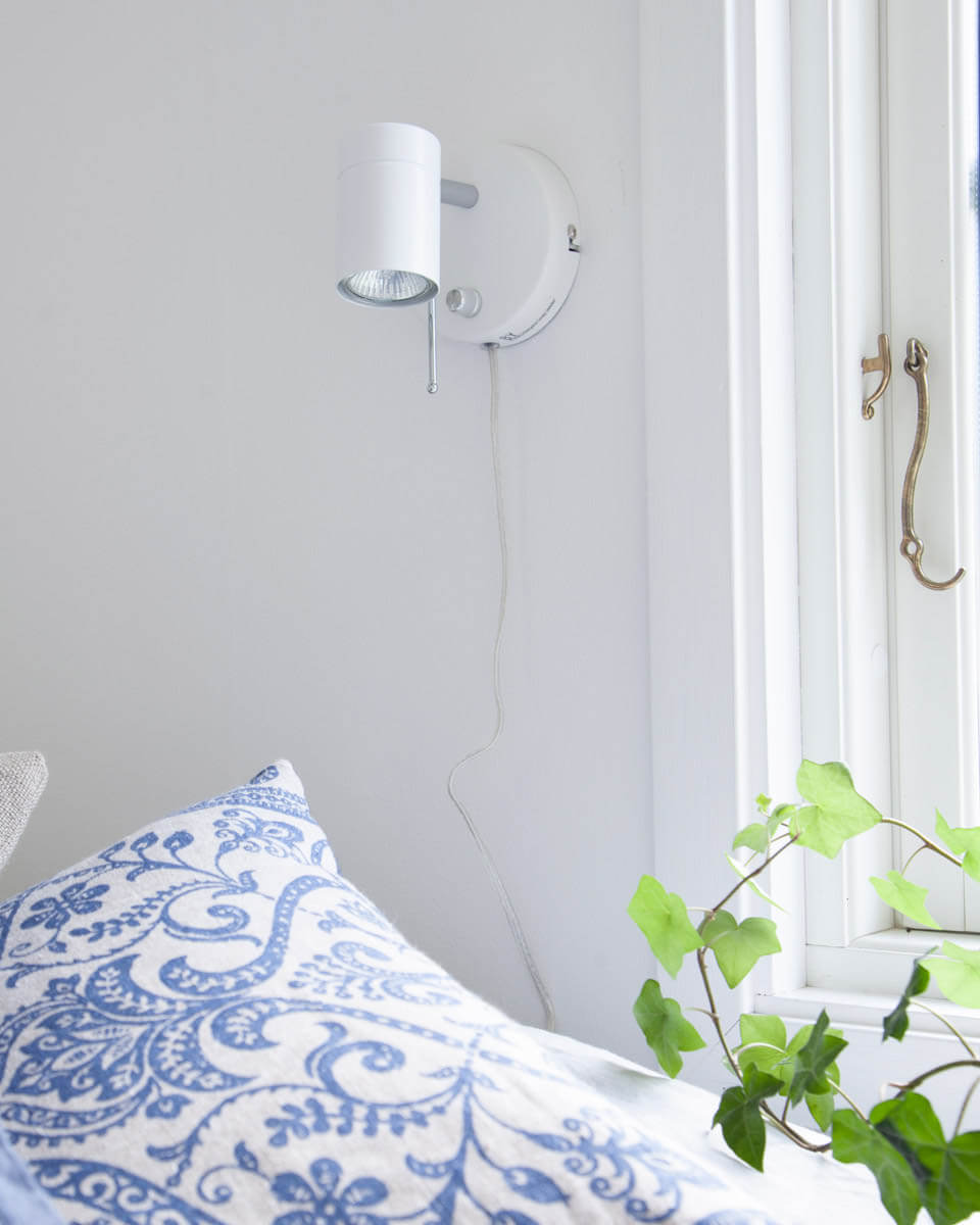Correct Vit läslampa från By Rydéns - Correct v&auml;gglampa &auml;r en stilren och minimalistisk v&auml;gglampa med riktbart huvud d&auml;r du enkelt skr&auml;ddarsyr ditt ljus.