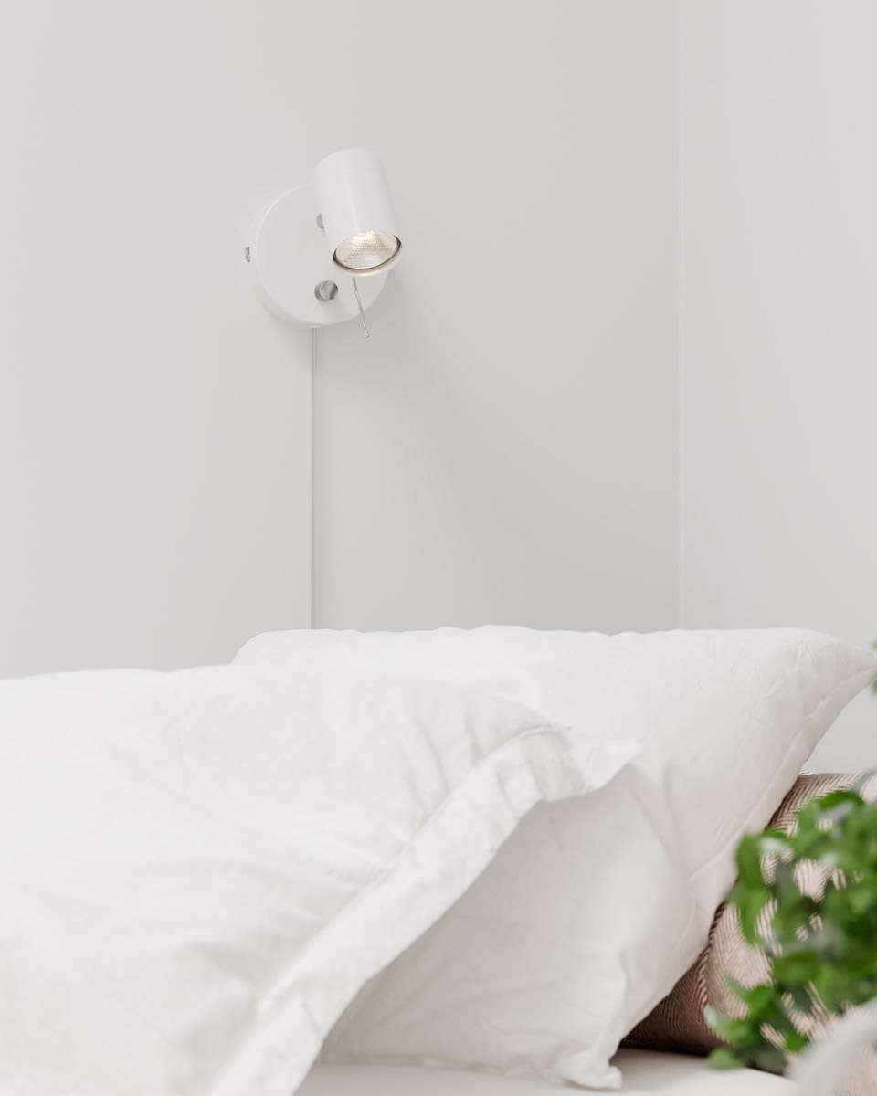 Correct Vit läslampa från By Rydéns - Correct v&auml;gglampa &auml;r en stilren och minimalistisk v&auml;gglampa med riktbart huvud d&auml;r du enkelt skr&auml;ddarsyr ditt ljus.