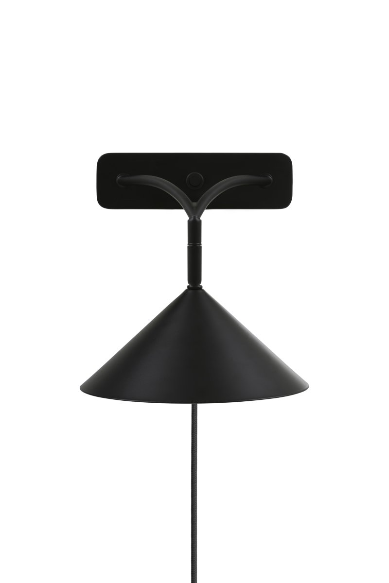 Curve Svart läslampa från Globen Lighting - Curve v&auml;gglampa i mattlackerad metall med sin minimalistiska design passar in i m&aring;nga milj&ouml;er.