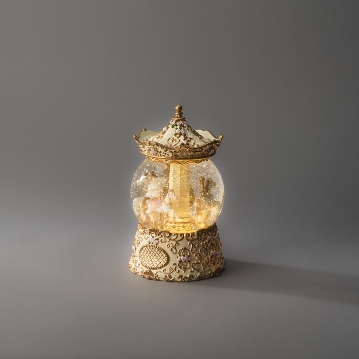 Vattenfylld lykta Karusell Guld från Konstsmide - Lyktan &auml;r utrustad med timerfunktion, 5h p&aring; och 19h av, repeterande, f&ouml;r enkel och bekv&auml;m anv&auml;ndning.