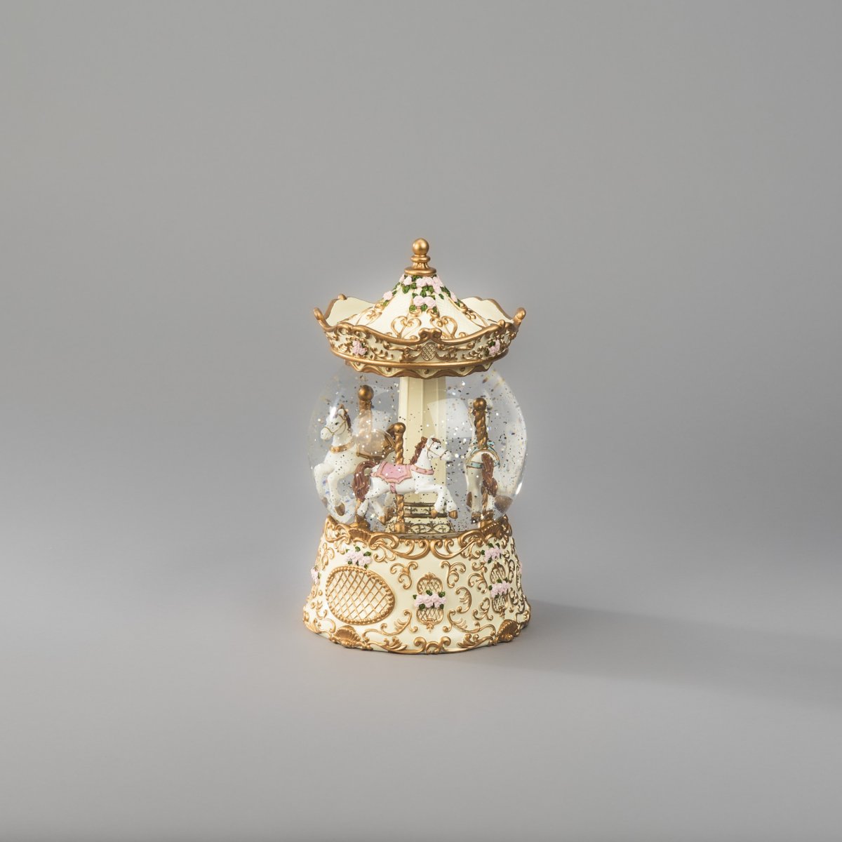 Vattenfylld lykta Karusell Guld från Konstsmide - Lyktan &auml;r utrustad med timerfunktion, 5h p&aring; och 19h av, repeterande, f&ouml;r enkel och bekv&auml;m anv&auml;ndning.