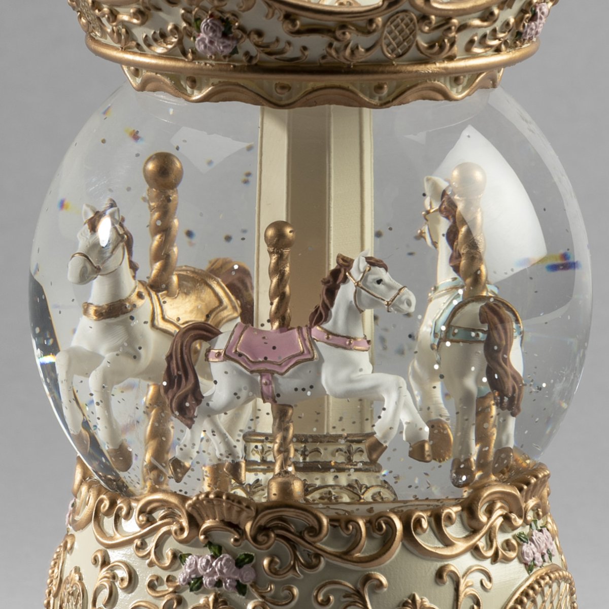 Vattenfylld lykta Karusell Guld från Konstsmide - Lyktan &auml;r utrustad med timerfunktion, 5h p&aring; och 19h av, repeterande, f&ouml;r enkel och bekv&auml;m anv&auml;ndning.