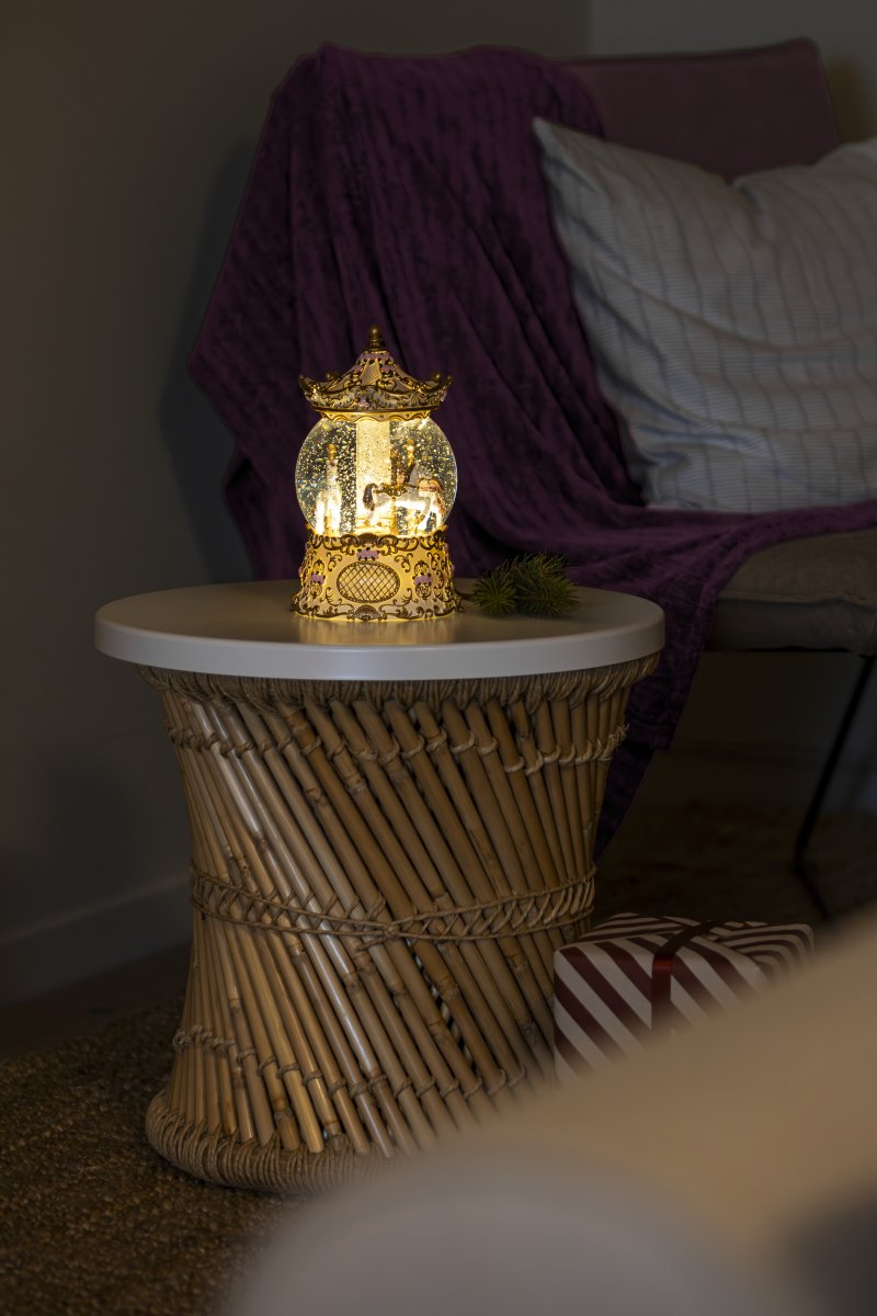 Vattenfylld lykta Karusell Guld från Konstsmide - Lyktan &auml;r utrustad med timerfunktion, 5h p&aring; och 19h av, repeterande, f&ouml;r enkel och bekv&auml;m anv&auml;ndning.