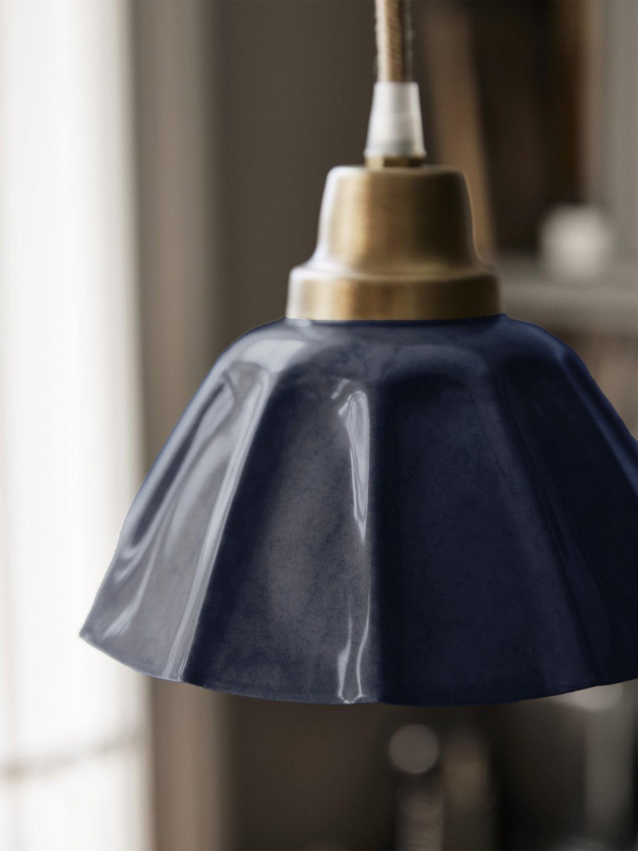 Ester Ø17 Blå fönsterlampa från PR Home - Formen &auml;r klassisk vintage look och har en topp i antik m&auml;ssingfinish.