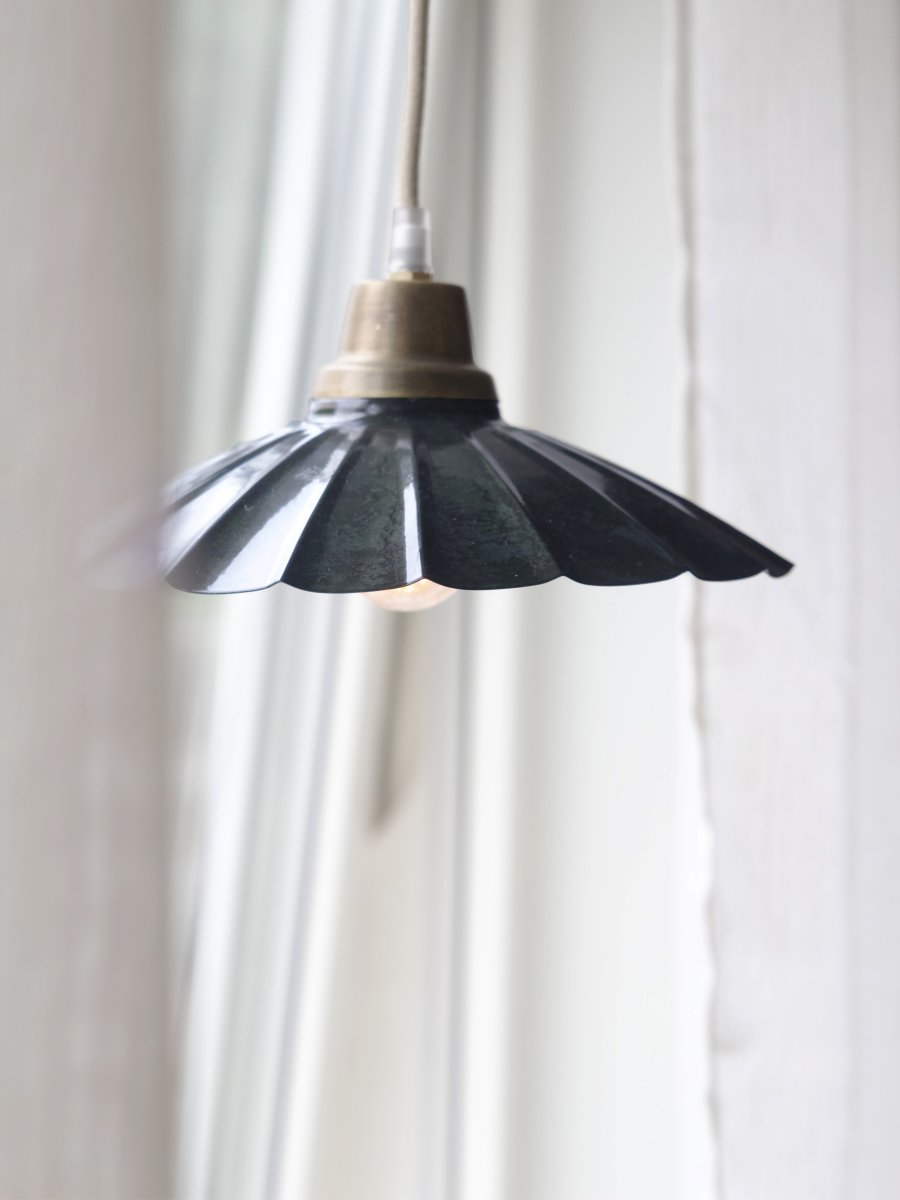 Ester Ø24 Blå fönsterlampa från PR Home - Formen &auml;r klassisk vintage look och har en topp i antik m&auml;ssingfinish.
