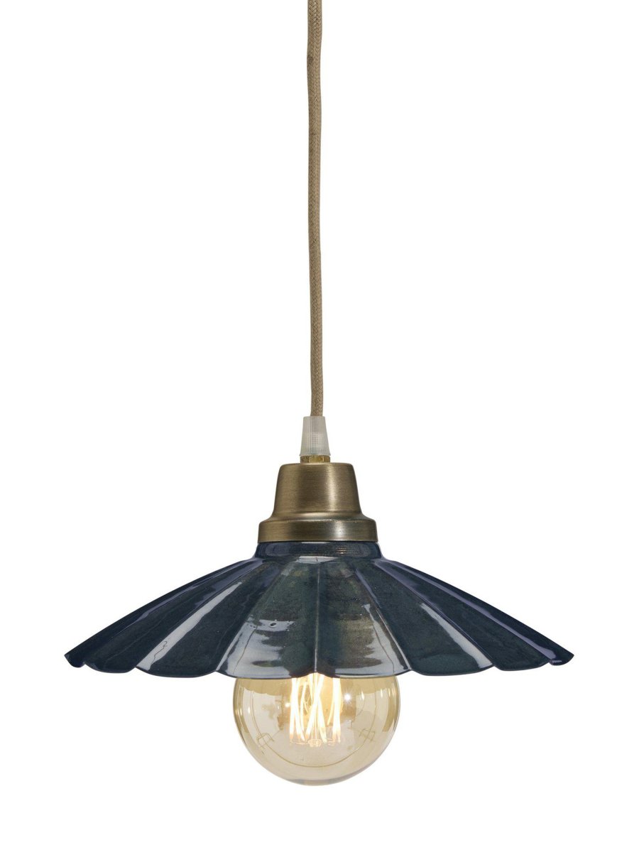 Ester Ø24 Blå fönsterlampa från PR Home - Formen &auml;r klassisk vintage look och har en topp i antik m&auml;ssingfinish.