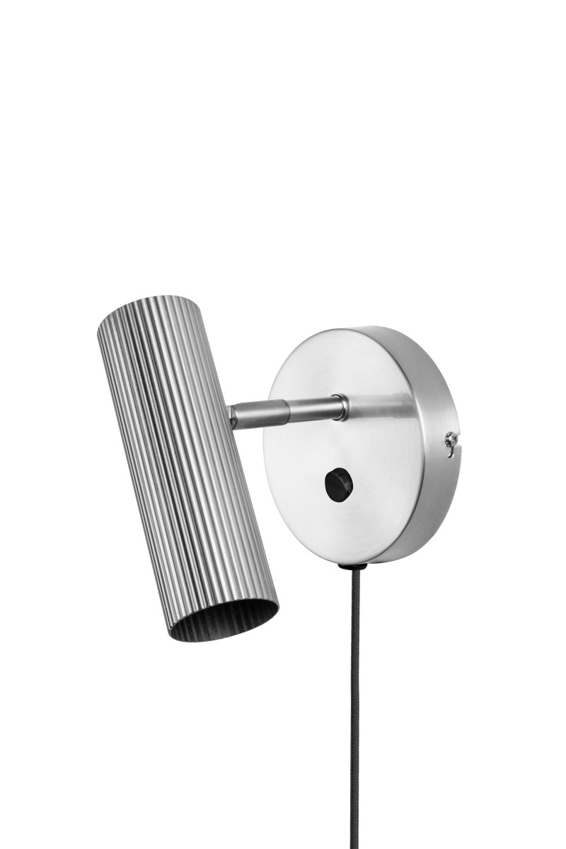 Hubble Borstad stål läslampa från Globen Lighting - Hubble &auml;r en modern v&auml;gglampa med tubformad enkel r&auml;fflad sk&auml;rm i metall.