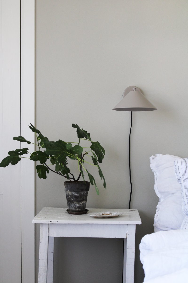 Cannes 30cm Beige läslampa från Globen Lighting - Sk&auml;rmen ger ett ned&aring;triktat, mjukt och behagligt ljus och &auml;r vinklingsbar b&aring;de i h&ouml;jd- och sidled.