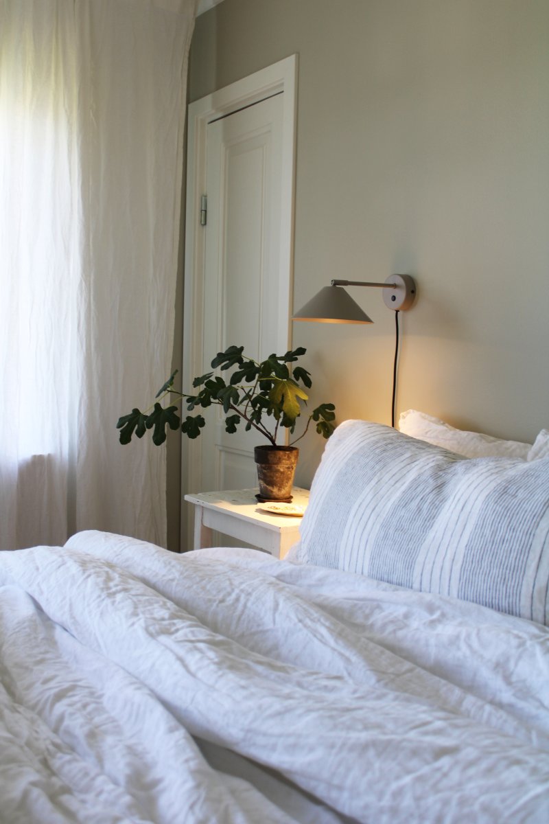 Cannes 30cm Beige läslampa från Globen Lighting - Sk&auml;rmen ger ett ned&aring;triktat, mjukt och behagligt ljus och &auml;r vinklingsbar b&aring;de i h&ouml;jd- och sidled.