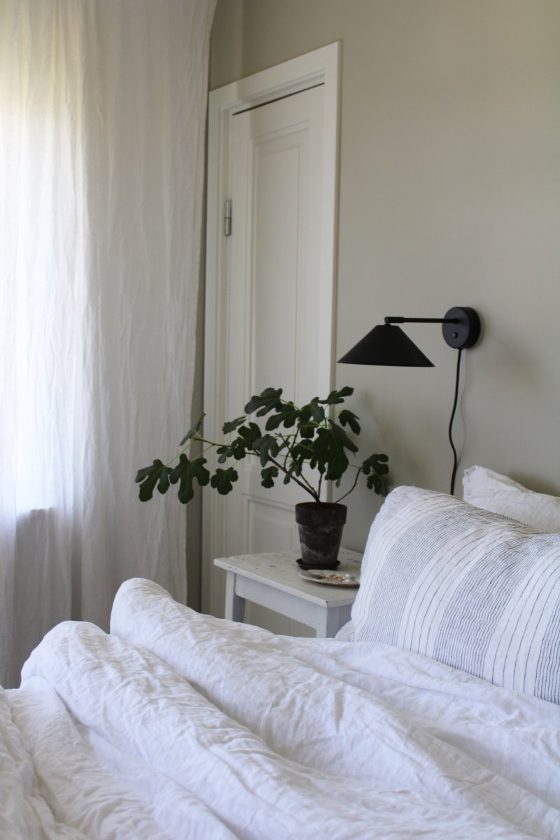 Cannes 30cm Svart läslampa från Globen Lighting - Sk&auml;rmen ger ett ned&aring;triktat, mjukt och behagligt ljus och &auml;r vinklingsbar b&aring;de i h&ouml;jd- och sidled.