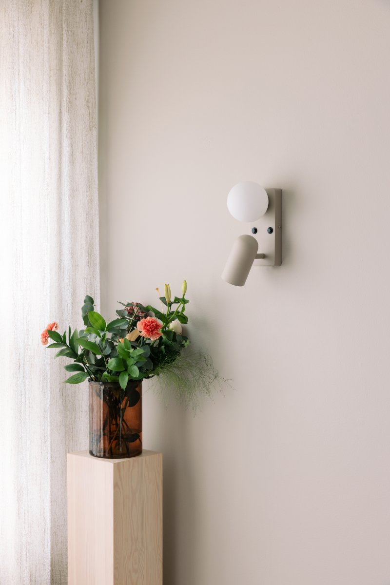 Doppio 25cm Beige läslampa från Globen Lighting - Lampan erbjuder b&aring;de ett riktat ljus med spotlighten samt st&auml;mningsljus med glaskupan.