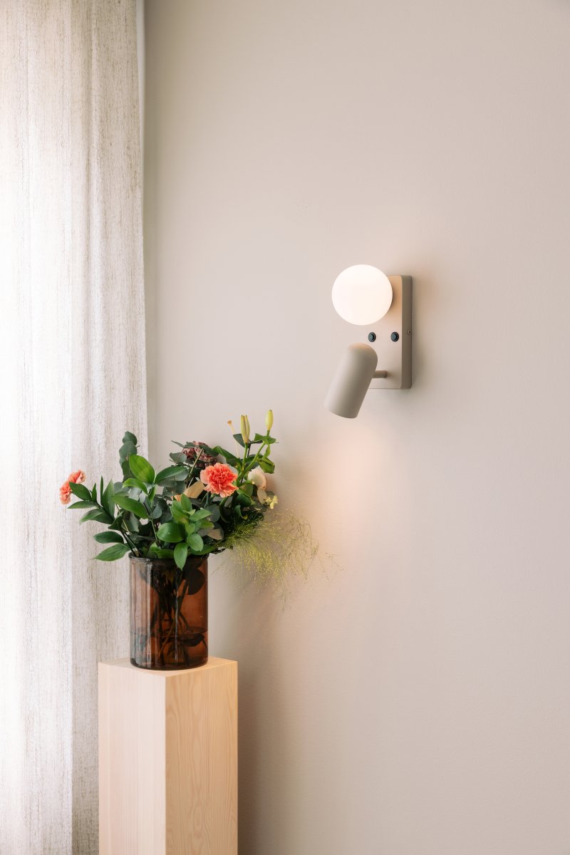 Doppio 25cm Beige läslampa från Globen Lighting - Lampan erbjuder b&aring;de ett riktat ljus med spotlighten samt st&auml;mningsljus med glaskupan.