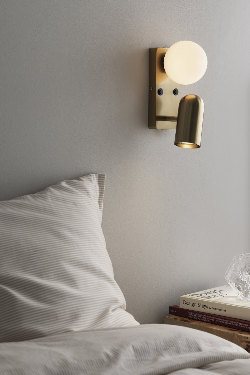 Doppio 25cm Mässing läslampa från Globen Lighting - Doppio &auml;r en m&aring;ngsidig v&auml;gglampa i metall med elegant borstad m&auml;ssingfinish och en vit glaskupa.