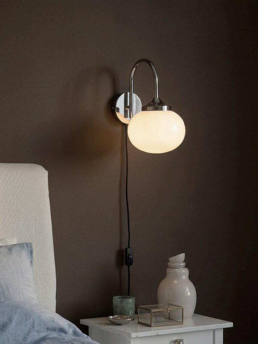 Elsy 30cm Vit läslampa från PR Home - Elsy sprider ett behagligt ljus och ing&aring;r i en serie med flera matchande modeller f&ouml;r en enhetlig belysning i hemmet.