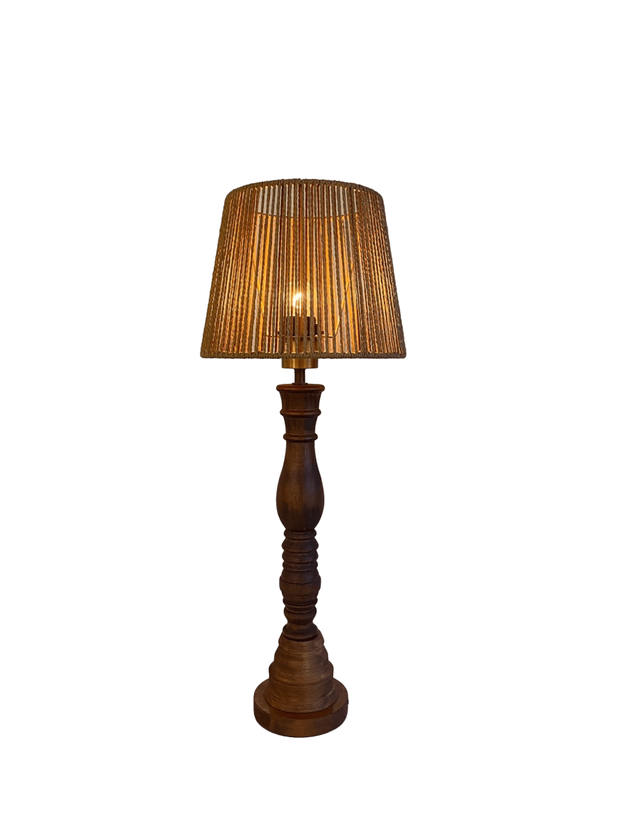 Drottningholm 63cm Natur bordslampa från Pixie Design - Lampfoten i tr&auml; &auml;r ytbehandlad med brunbets vilket i kombination med sk&auml;rmen av garn skapar en h&auml;rlig atmosf&auml;r i rummet.