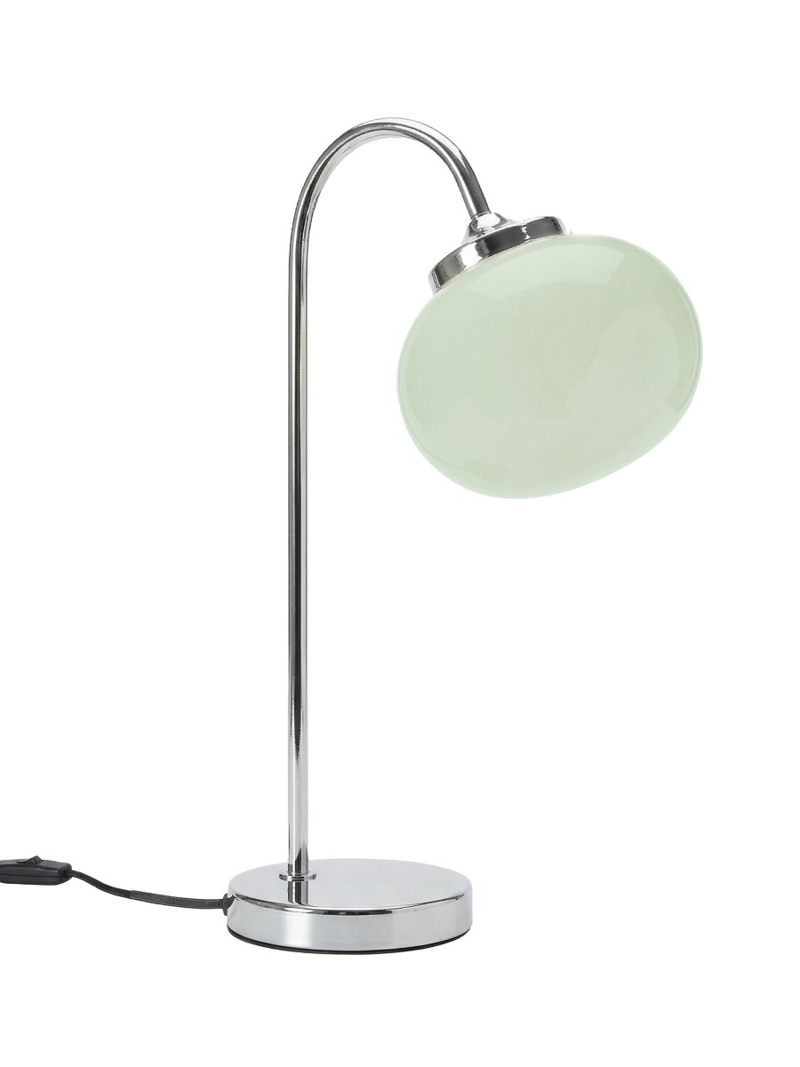 Elsy 50cm Grön bordslampa från PR Home - Den handbehandlade glassk&auml;rmen i en mjuk salviagr&ouml;n nyans ger varje lampa en unik karakt&auml;r, medan de kromade metalldetaljerna skapar en stilren och tidl&ouml;s helhet.
