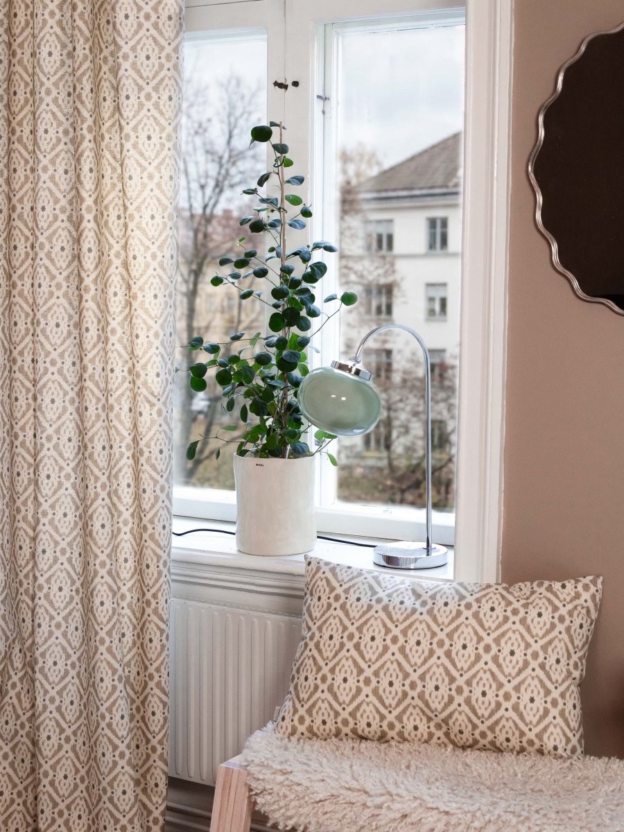 Elsy 50cm Grön bordslampa från PR Home - Den handbehandlade glassk&auml;rmen i en mjuk salviagr&ouml;n nyans ger varje lampa en unik karakt&auml;r, medan de kromade metalldetaljerna skapar en stilren och tidl&ouml;s helhet.