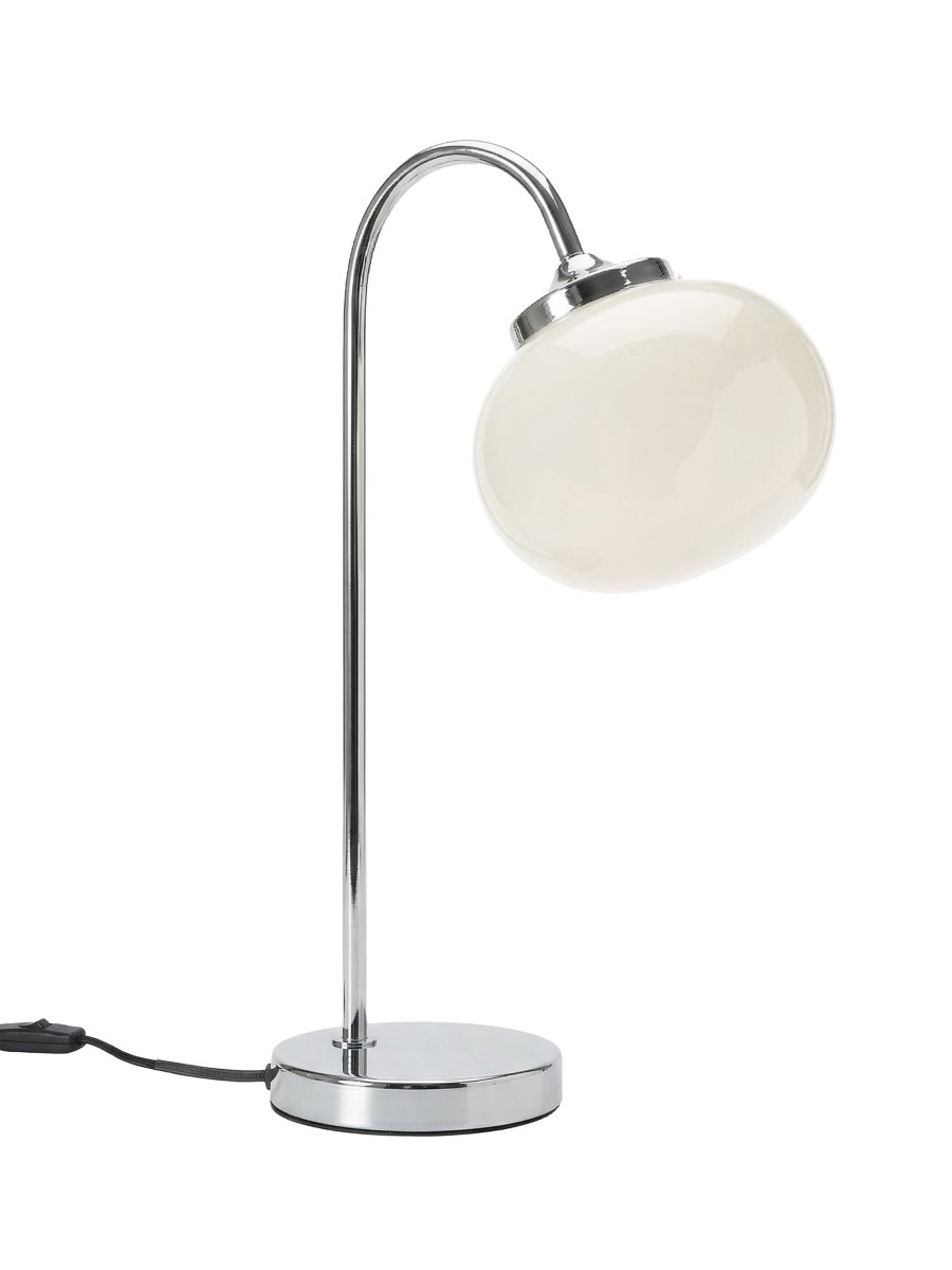Elsy 50cm Vit bordslampa från PR Home - Den handbehandlade glassk&auml;rmen i en mjuk vit nyans ger varje lampa en unik karakt&auml;r, medan de kromade metalldetaljerna skapar en stilren och tidl&ouml;s helhet.