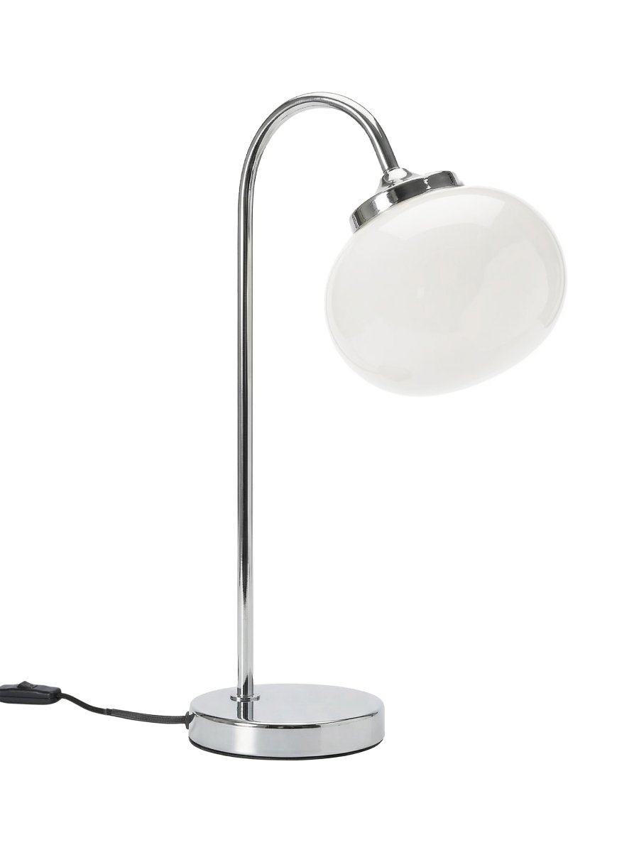 Elsy 50cm Vit bordslampa från PR Home - Den handbehandlade glassk&auml;rmen i en mjuk vit nyans ger varje lampa en unik karakt&auml;r, medan de kromade metalldetaljerna skapar en stilren och tidl&ouml;s helhet.