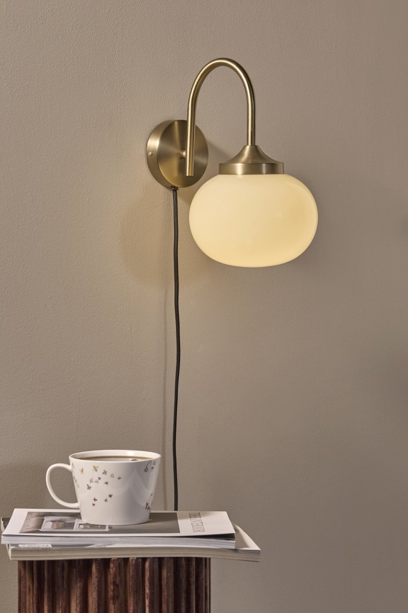 Elsy 30cm Borstad mässing läslampa från PR Home - Elsy sprider ett behagligt ljus och ing&aring;r i en serie med flera matchande modeller f&ouml;r en enhetlig belysning i hemmet.