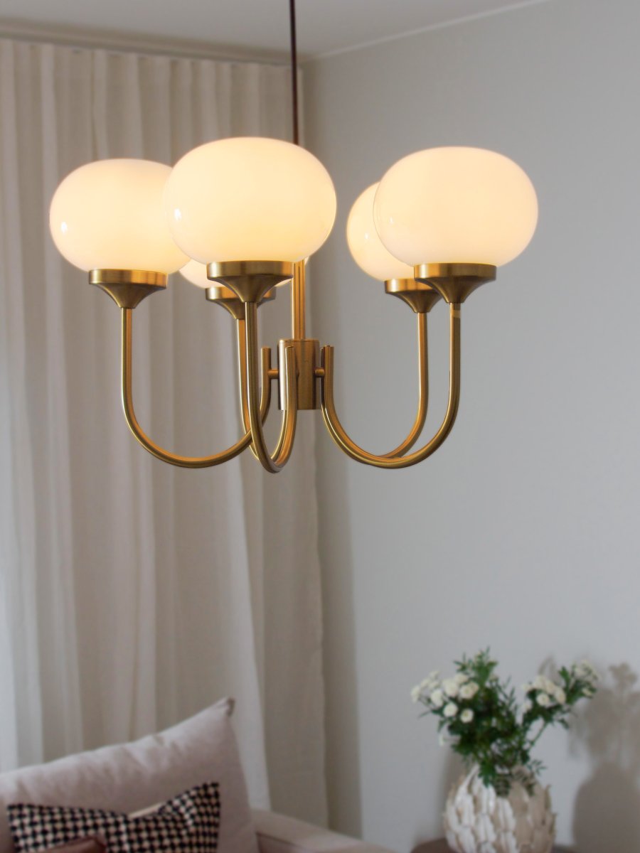 Elsy 5 Ø56 Borstad mässing taklampa från PR Home - Denna taklampa i borstad m&auml;ssingfinish kombinerar tidl&ouml;s elegans med ett varmt och inbjudande ljus.